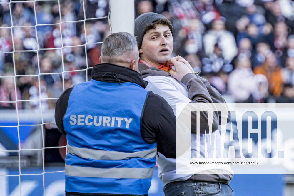 Football Bundesliga, Eintracht Frankfurt vs SC Freiburg, Deutsche Bank Park, Frankfurt, 10 04 2022 Activist tied to the goal, Eintracht Frankfurt vs SC Freiburg, Frankfurt, Deutsche Bank Park
