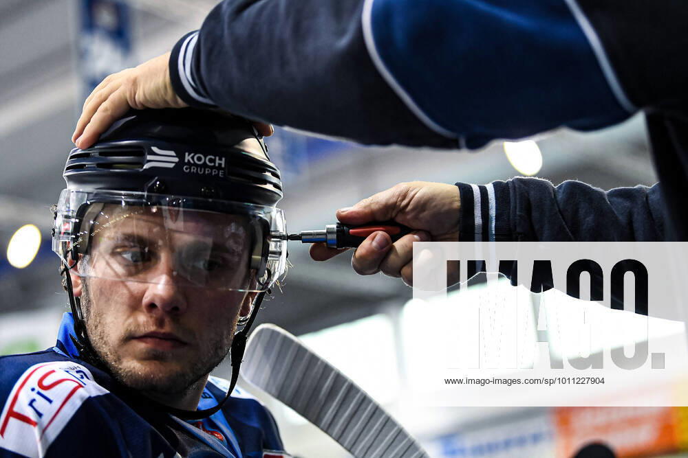Ice hockey, men, DEL, season 2021 2022, playoff, quarterfinals, game 1, Straubing Tigers Adler Mannheim, 10 04 2022 at Parker Tuomie 6 Straubing Tigers is still tightened the visor screw Straubing Eisstadion am Pulverturm Bayern Germany