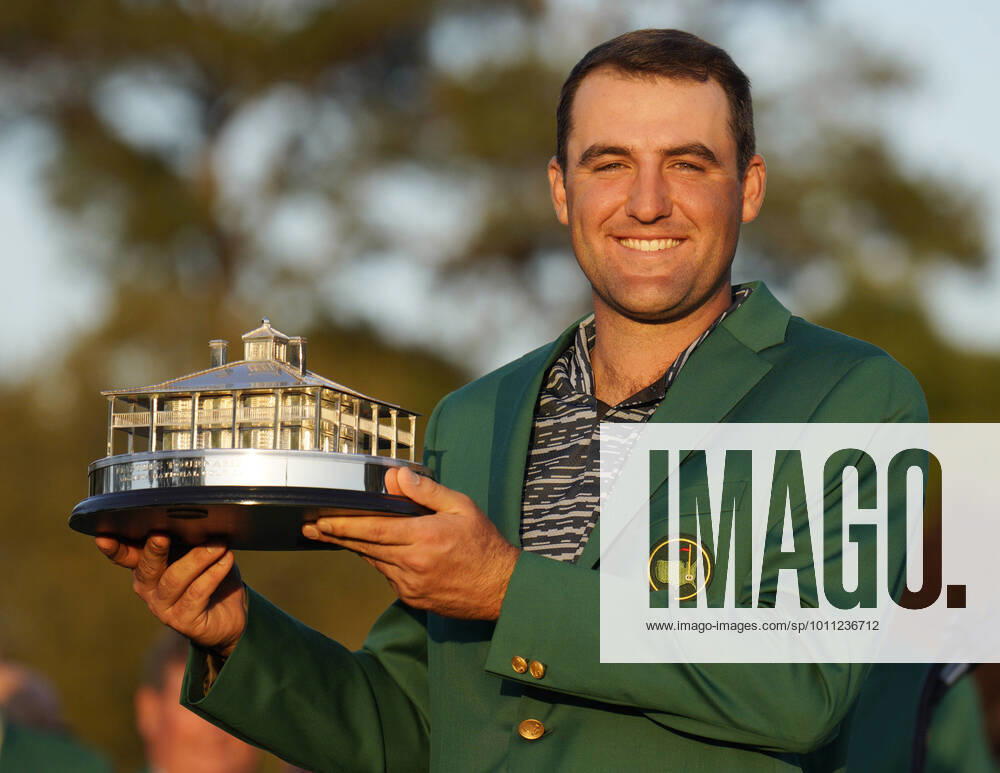 KW14 Scottie Scheffler, winner of the 2022 Masters golf tournament, receives his trophy at the Augusta National Golf Club in Augusta, Georgia on Sunday, April 10, 2022. AUG20220410572 BOBxSTRONG