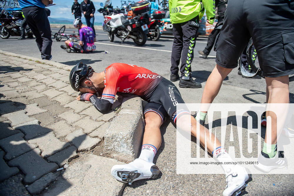 Serious crash with Nacer Bouhanni FRA ARKEA Samsic on the 2 stage of the Tour of Turkiye 2022 action action racing scene race scene landscape horizontal event event 57 Presidential Cycling Tour of Turkiye 2 stage Stage 2 Selcuk to to Alacati 158 4 km place location Alacai country country country world Asia Asia Turkey Turkey region province Konya date date 11 04 2022 Stiehl Photography