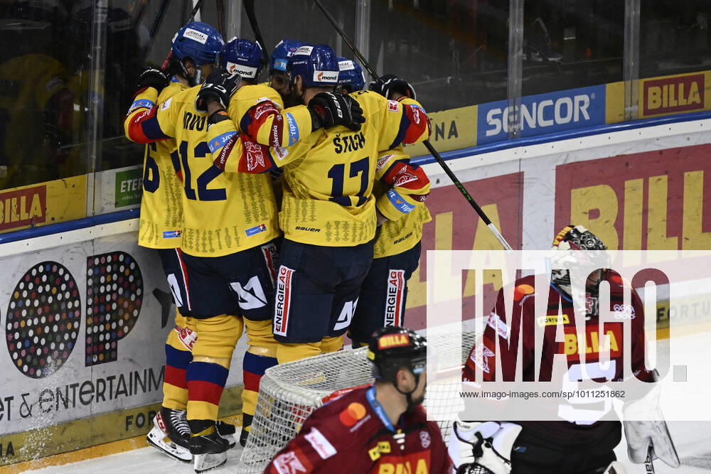 Semifinale play off hokejove extraligy 5. zapas HC Sparta Praha - HC Motor Ceske Budejovice, 11. dubna 2022 v Praze. Hraci Ceskych Budejovic se raduji z golu. CTKPhotoP2022041107518 kmt