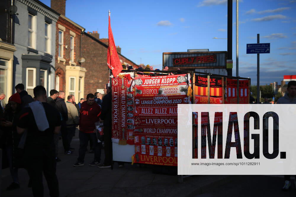 Liverpool v SL Benfica UEFA Champions League 13. April 2022 UEFA Champions League Viertelfinale 2. Spiel Liverpool v SL Benfica Fanartikel vor Anfield Foto Simon Stacpoole Abseits Liverpool UK