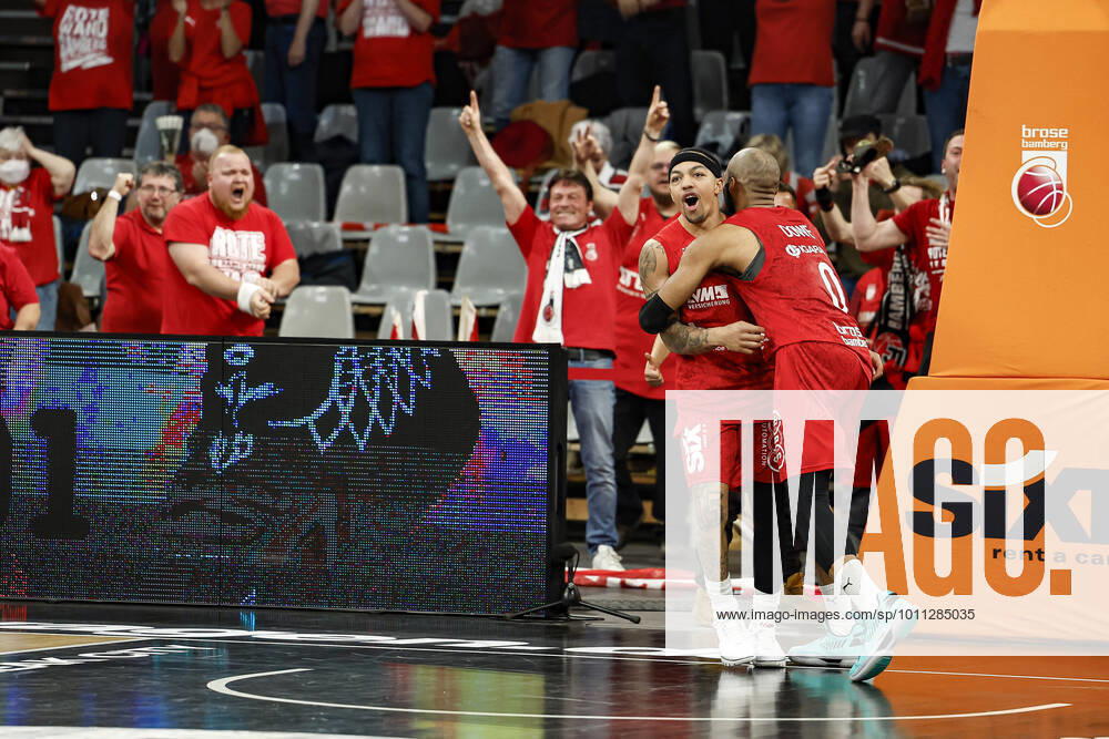 Left Justin Robinson Brose Bamberg, 12 cheers after his three-pointer with bonus free throw to win 88 87 for Bamberg Right Chris Dowe Brose Bamberg, 00 Brose Bamberg BG Göttingen Goettingen easyCredit BBL Basketball Bundesliga Saison 2021 22 Spieltag 30, 13 04 2022 Bamberg, Brose Arena Foto Daniel Löb Loeb
