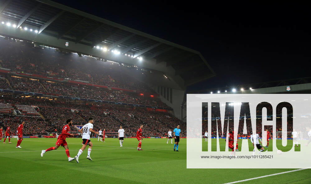 Fußball UEFA-Champions-League-Viertelfinale 2. Spiel Liverpool gegen SL Benfica 13. April 2022 UEFA-Champions-League-Viertelfinale 2. Spiel Liverpool gegen SL Benfica eine Gesamtansicht des Stadions an der Anfield Road Foto Simon Stacpoole Offside Liverpool UK