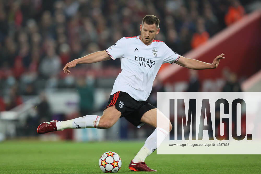 Liverpool v S L Benfica - UEFA Champions League Jan Vertonghen of Benfica on the ball during the UEFA Champions League match between Liverpool and S L Benfica at Anfield, Liverpool on Wednesday 13th April 2022. Liverpool United Kingdom