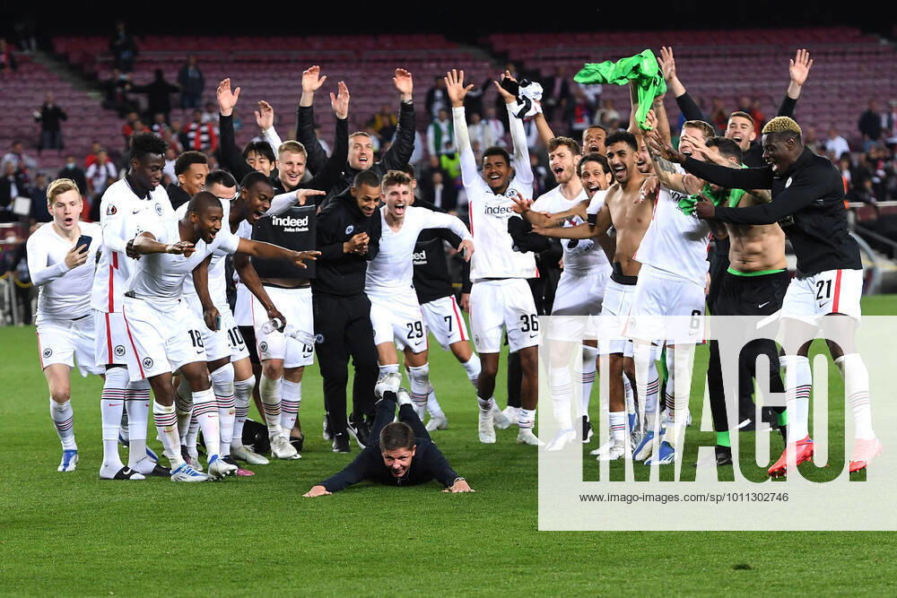 Soccer Europa League quarterfinals FC Barcelona Eintracht Frankfurt on 14 04 2022 at the Camp Nou in Barcelona Oliver Glasner coach head coach Frankfurt , center is celebrated by the players