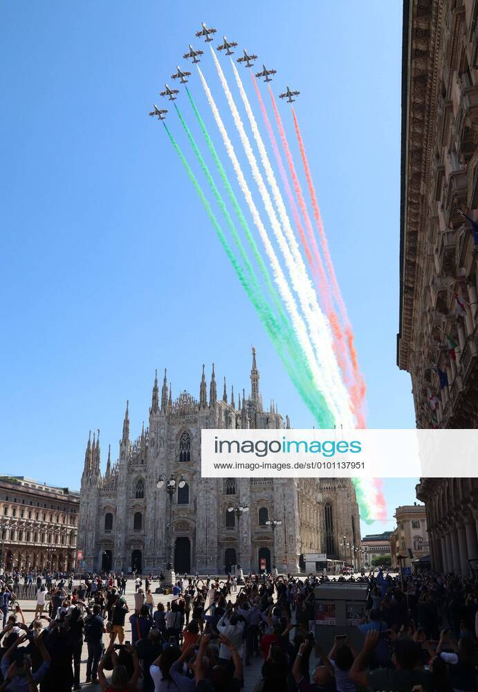 Photo ipp clemente marmorino milan 25 05 2020 passage over the skies of milan of the acrobatic air patrol tricolor arrows in the photo the passage over the dome of milan 0