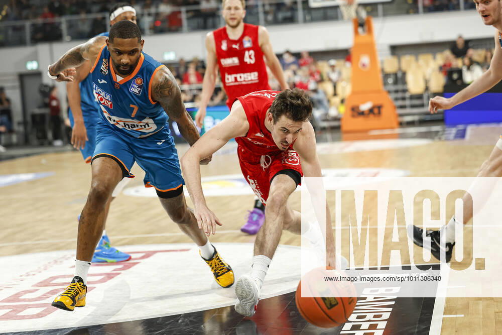 Right Omar Prewitt Brose Bamberg, 04 left 07 Sindarius Thornwell ratiopharm Ulm Brose Bamberg ratiopharm Ulm easyCredit BBL Basketball Bundesliga Season 2021 22 Matchday 31, 17 04 2022 Bamberg, Brose Arena Photo Daniel Löb Loeb
