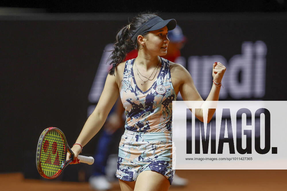 Eva Lys makes fist and cheers, jubilation, joy, emotion, from above Tennis Porsche Tennis Grand Prix 2022 WTA Porsche Arena Stuttgart Germany 19 April 2022