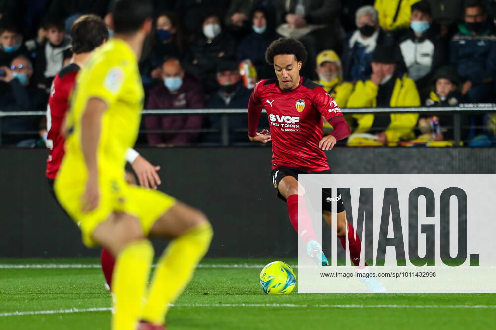 Helder Costa of Valencia in action during the Santander League match between Villareal CF and Valencia CF at the Ceramica Stadium on April 19, 2022, in Valencia, Spain. VILARREAL SPAIN - ZUMAa181 20220419_zaa_a181_074