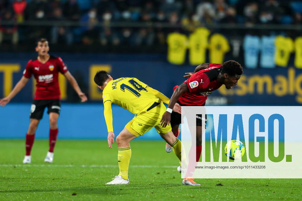 Helder Costa of Valencia and Manu Trigueros of Villarreal in action during the Santander League match between Villareal CF and Valencia CF at the Ceramica Stadium on April 19, 2022, in Valencia, Spain. VILARREAL SPAIN - ZUMAa181 20220419_zaa_a181_086