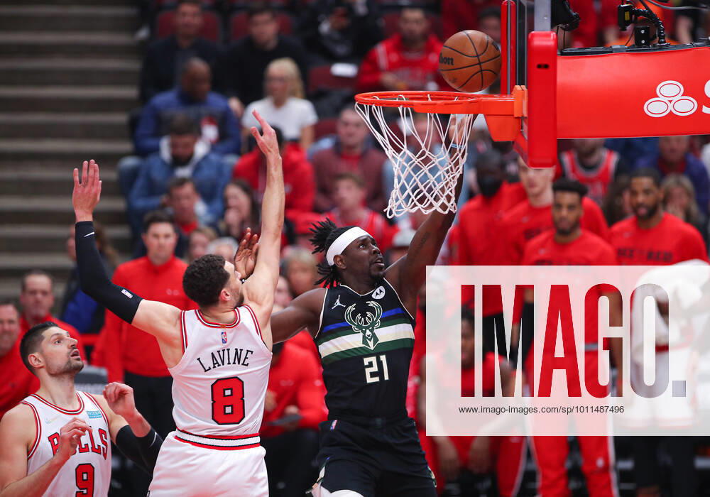 CHICAGO, IL - APRIL 22: Milwaukee Bucks guard Jrue Holiday (21) drives to the basket for a lay up during Game Three of the Eastern Conference First Round Playoffs between the Milwaukee Bucks and the Chicago Bulls on April 22, 2022 at the United Center in Chicago, IL. (Photo by Melissa Tamez Icon Sportswire) NBA, Basketball Herren, USA APR 22 Eastern Conference First Round Playoffs - Bucks at Bulls Icon22042216