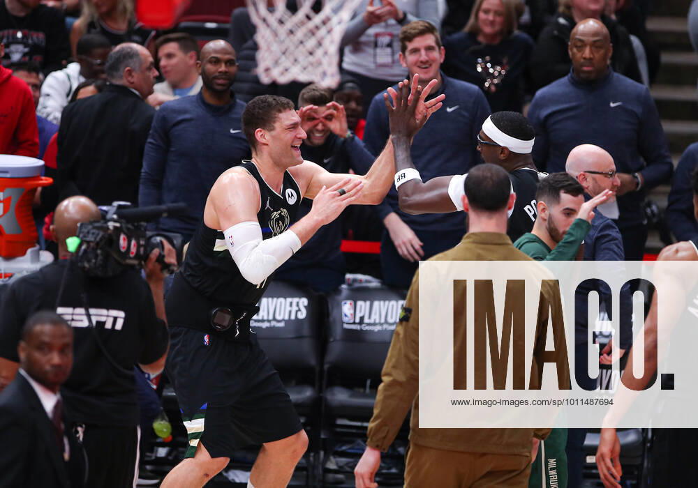 CHICAGO, IL - APRIL 22: Milwaukee Bucks center Brook Lopez (11) celebrates with Milwaukee Bucks center Bobby Portis (9) during Game Three of the Eastern Conference First Round Playoffs between the Milwaukee Bucks and the Chicago Bulls on April 22, 2022 at the United Center in Chicago, IL. (Photo by Melissa Tamez Icon Sportswire) NBA, Basketball Herren, USA APR 22 Eastern Conference First Round Playoffs - Bucks at Bulls Icon22042239