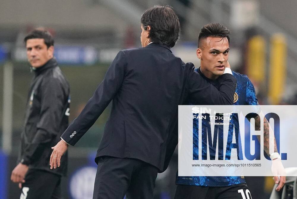 Photo Spada LaPresse April 23 , 2022 - Milan ,Italy Soccer Inter vs Roma - Italian Serie A Football Championship 2021 2022 - San Siro Stadium In the photo: Lautaro Martinez (Inter Milan); Simone Inzaghi (Inter Milan);