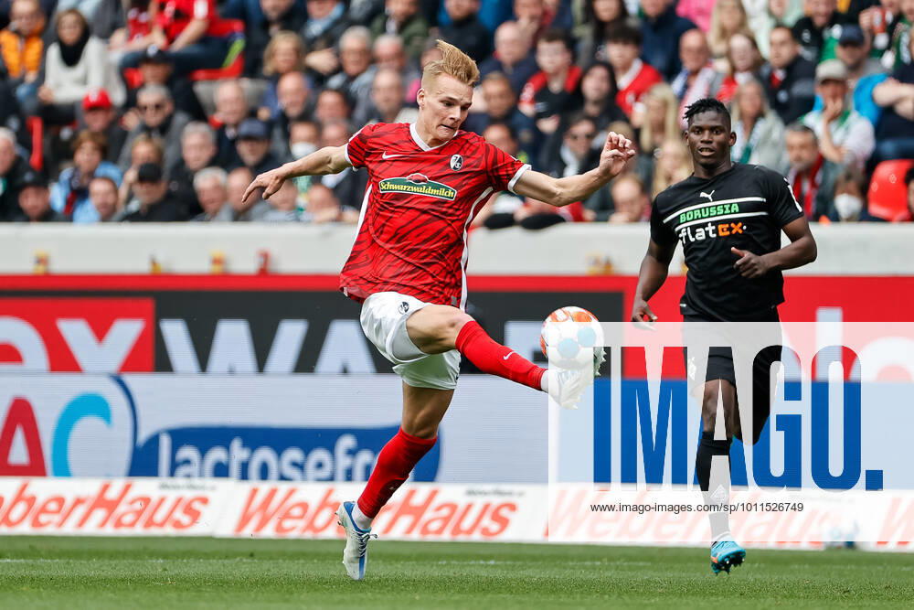 Philipp Lienhart SC Freiburg, 03 when receiving the ball, GER, SC Freiburg vs Borussia Moenchengladbach, Football, Bundesliga, 31 Matchday, Season 2021 2022, 23 04 2022 DFL REGULATES PROHIBIT ANY USE OF PHOTOGRAPHS AS IMAGE SEQUENCES AND OR QUASI VIDEO GER, SC Freiburg vs Borussia Moenchengladbach, Football, Bundesliga, 31 Matchday, Season 2021 2022, 23 04 2022 Freiburg im Breisgau