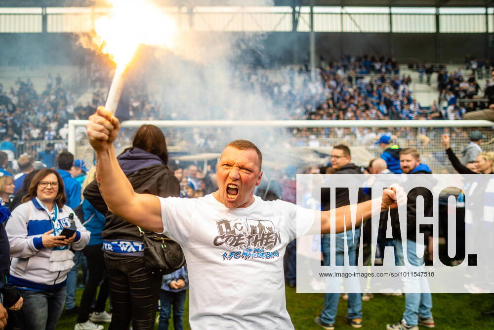 FB 3L 1 FC Magdeburg FSV Zwickau fan of 1 FC Magdeburg on the lawn during the 2021 2022 season in the 3 Liga men for the 35 match day between 1 FC Magdeburg and FSV Zwickau at MDCC Arena on April 24, 2022 in Magdeburg, Saxony Anhalt, Germany DFL and DFB REGULATES PROHIBIT ANY USE OF PHOTOGRAPHS as IMAGE SEQUENCES and or QUASI VIDEO
