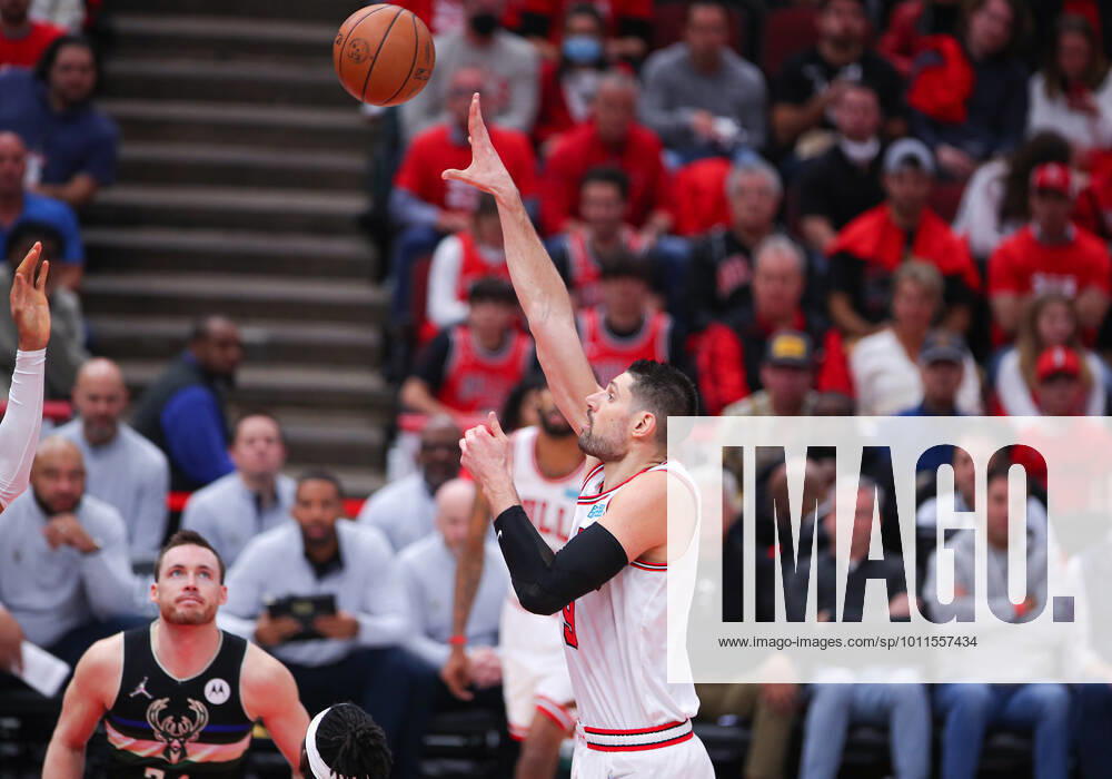 CHICAGO, IL - APRIL 24: Chicago Bulls center Nikola Vucevic (9) shoots the ball in action during Game Four of the Eastern Conference First Round Playoffs between the Milwaukee Bucks and the Chicago Bulls on April 24, 2022 at the United Center in Chicago, IL. (Photo by Melissa Tamez Icon Sportswire) NBA, Basketball Herren, USA APR 24 Eastern Conference First Round Playoffs - Bucks at Bulls Icon22042432