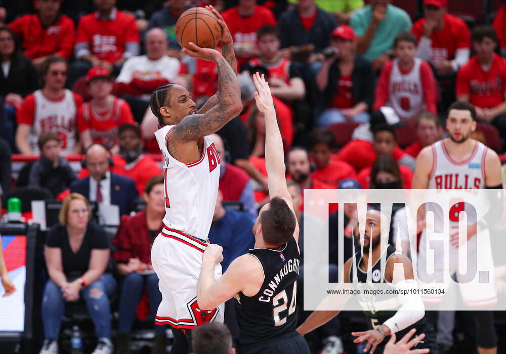 CHICAGO, IL - APRIL 24: Chicago Bulls forward DeMar DeRozan (11) shoots the ball over Milwaukee Bucks guard Pat Connaughton (24) during Game Four of the Eastern Conference First Round Playoffs between the Milwaukee Bucks and the Chicago Bulls on April 24, 2022 at the United Center in Chicago, IL. (Photo by Melissa Tamez Icon Sportswire) NBA, Basketball Herren, USA APR 24 Eastern Conference First Round Playoffs - Bucks at Bulls Icon22042447