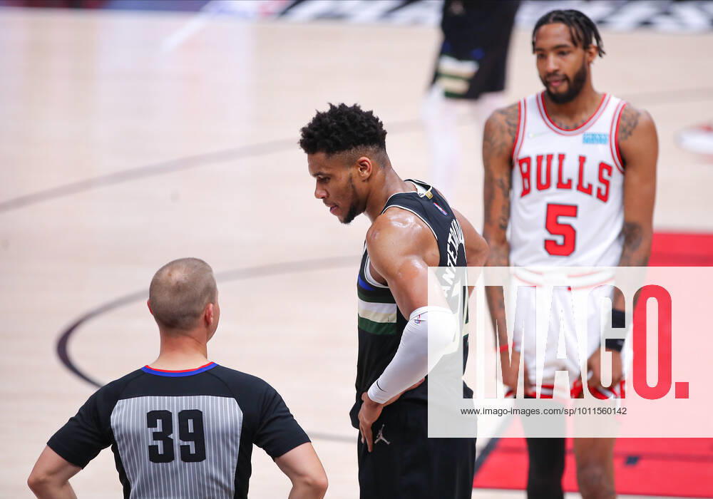 CHICAGO, IL - APRIL 24: Milwaukee Bucks forward Giannis Antetokounmpo (34) chats with referee Tyler Ford (39) during Game Four of the Eastern Conference First Round Playoffs between the Milwaukee Bucks and the Chicago Bulls on April 24, 2022 at the United Center in Chicago, IL. (Photo by Melissa Tamez Icon Sportswire) NBA, Basketball Herren, USA APR 24 Eastern Conference First Round Playoffs - Bucks at Bulls Icon22042448