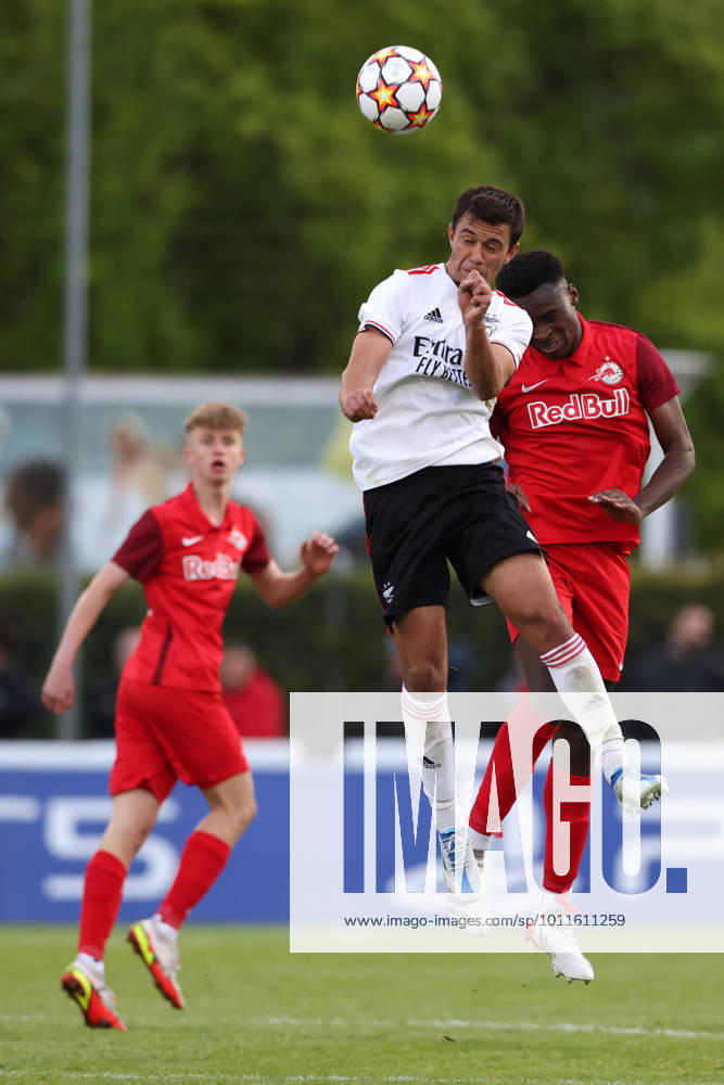 Nyon, Switzerland, 25th April 2022. Henrique Araujo of SL Benfica wins an aerial ball as he is challenged by Samson Baidoo of Salzburg during the UEFA Youth League match at Colovray Sports Centre, Nyon. Picture credit should read: Jonathan Moscrop Sportimage . SPI-1659-0035