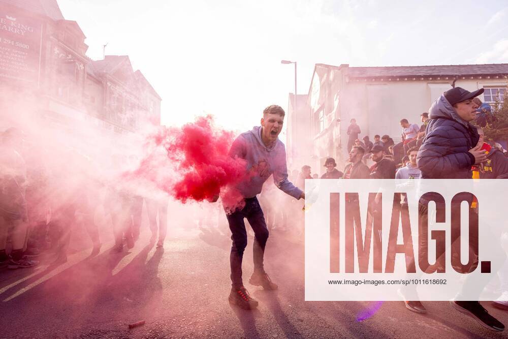 KW17 (220428) -- LIVERPOOL, April 28, 2022 -- Liverpool supporter with a smoke bomb welcomes the team coach before the UEFA Champions League semifinal 1st Leg match between Liverpool and Villarreal in Liverpool, Britain, on April 27, 2022. FOR . NOT FOR SALE FOR MARKETING OR ADVERTISING CAMPAIGNS. NO USE WITH UNAUTHORIZED AUDIO, VIDEO, DATA, FIXTURE LISTS, CLUB LEAGUE LOGOS OR LIVE SERVICES. ONLINE IN-MATCH USE LIMITED TO 45 IMAGES, NO VIDEO EMULATION. NO USE IN BETTING, GAMES OR SINGLE CLUB LEAGUE PLAYER PUBLICATIONS. (SP)BRITAIN-LIVERPOOL-FOOTBALL-UEFA CHAMPIONS LEAGUE-LIVERPOOL VS VILLARREAL LixYing