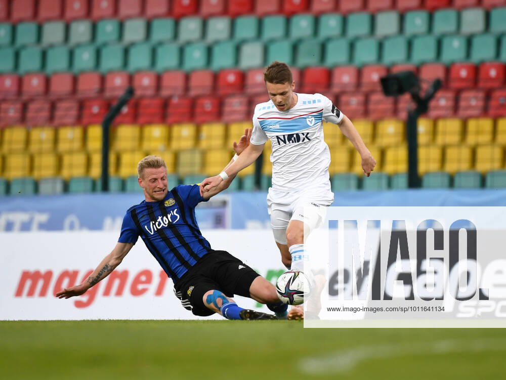 Football, Men, Season 2021 2022, 3 Liga 36 Matchday , FC Viktoria 1889 Berlin 1 FC Saarbrücken, v l Dominik Ernst 1 FC Saarbrücken , Christopher Theisen FC Viktoria 1889 Berlin , 29 04 2022,