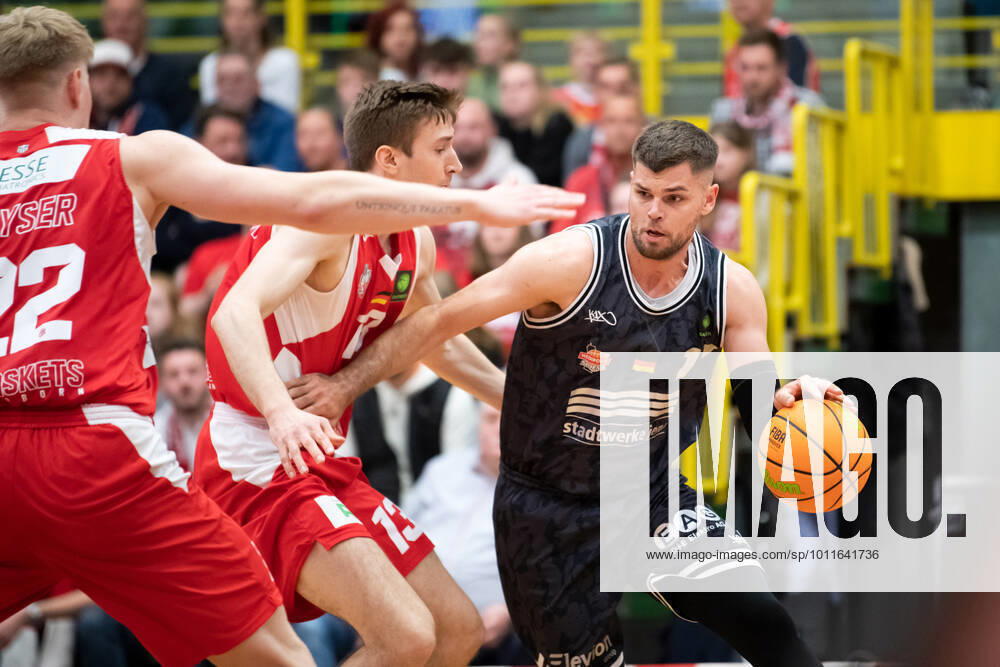 BARMER 2 Basketsball Bundesliga ProA season 2021 2022 playoff quarterfinals game 4 on 29 4 22 Uni Baskets Paderborn vs Medipolis SC Jena v re Julius Wolf Jena on the ball against Jena Großmann Paderborn Sparkassen Arena