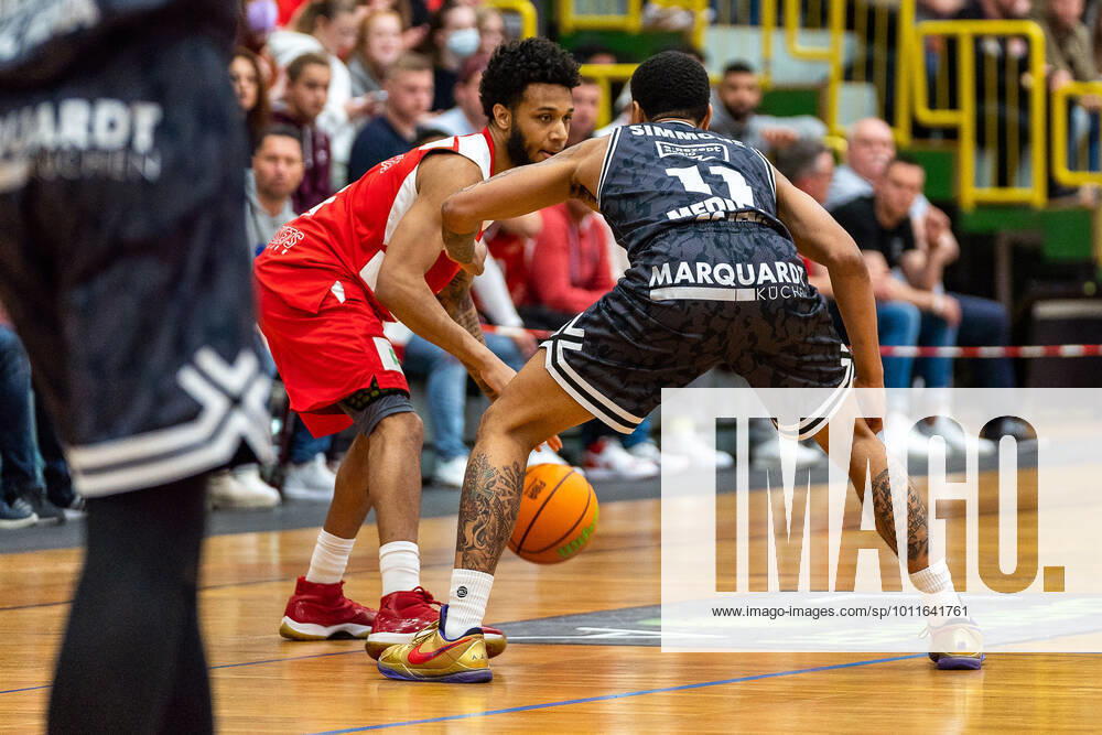 Jordan Livingston Barnes Uni Baskets Paderborn, 4 Rayshawn Simmons Medipolis SC Jena, 11 Uni Baskets Paderborn vs Medipolis SC Jena, basketball, 2 Bundesliga ProA, season 2021 2022, playoffs game 4, 29 04 2022 Uni Baskets Paderborn vs Medipolis SC Jena, basketball, 2 Bundesliga ProA, season 2021 2022, playoffs game 4, 29 04 2022 Paderborn