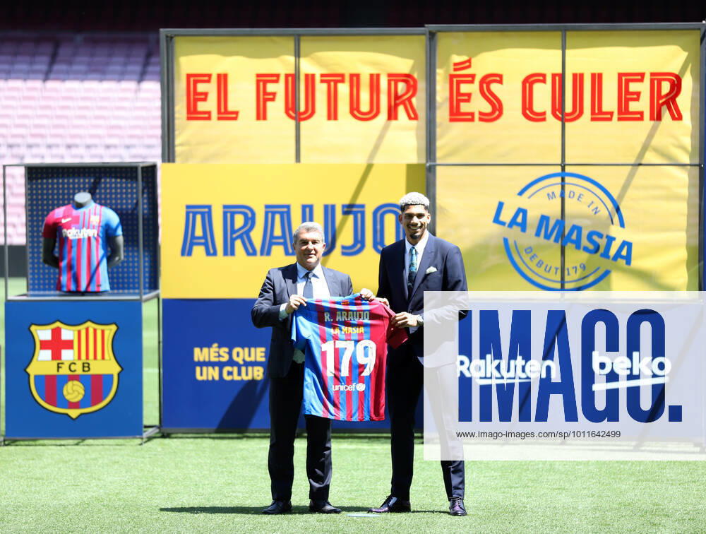 Barcelona Spain 29.04.2022 Ronald Araujo FC Barcelona, Barca and Joan Laporta (FC Barcelona) looks during the contract renewal Ronald Araujo (FC Barcelona) at Camp Nou on 29. April 2022 in Barcelona. Sabadell Spain - ZUMAu50_ 20220429_zsp_u50_009