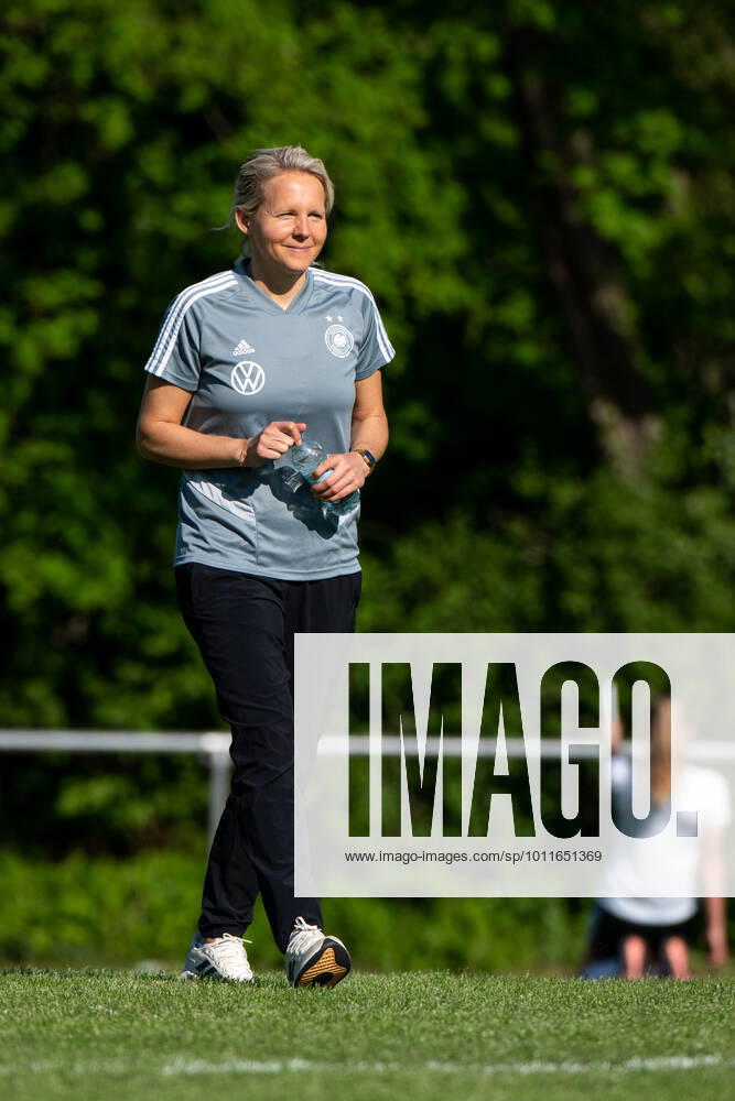 Friederike Fritzy Kromp Germany, U17 national coach , GER, training DFB U17 women national team, Frankfurt, 28 04 2022, season 2021 2022 GER, training DFB U17 women national team, Frankfurt, 28 04 2022, season 2021 2022 Frankfurt