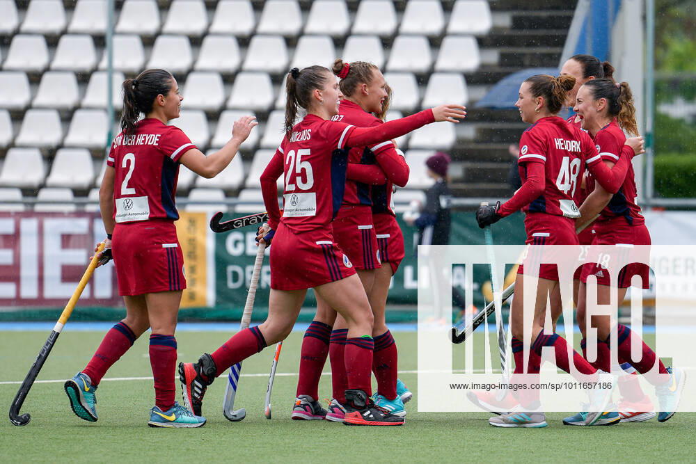 Players from Mannheimer HC MHC , jubilate about the goal to 3 1, jubilation, goal celebration, celebrate the goal, goal, celebration, jubilation about the goal, optimistic, game scene, highlight, action, action, 30 04 2022, Mannheim Germany , Hockey, 1 Bundesliga, Women, Mannheimer HC Harvestehuder THC
