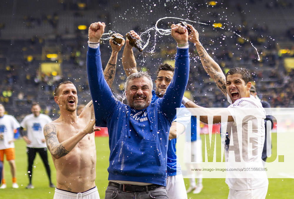 Final cheer coach Thomas Reis Bochum gets a beer shower from Simon Zoller Bochum , Vasilios Lampropoulos and Cristian Gamboa Bochum Borussia Dortmund VfL Bochum 30 04 2022, Football DFB, season 2021 22 Photo Moritz Müller