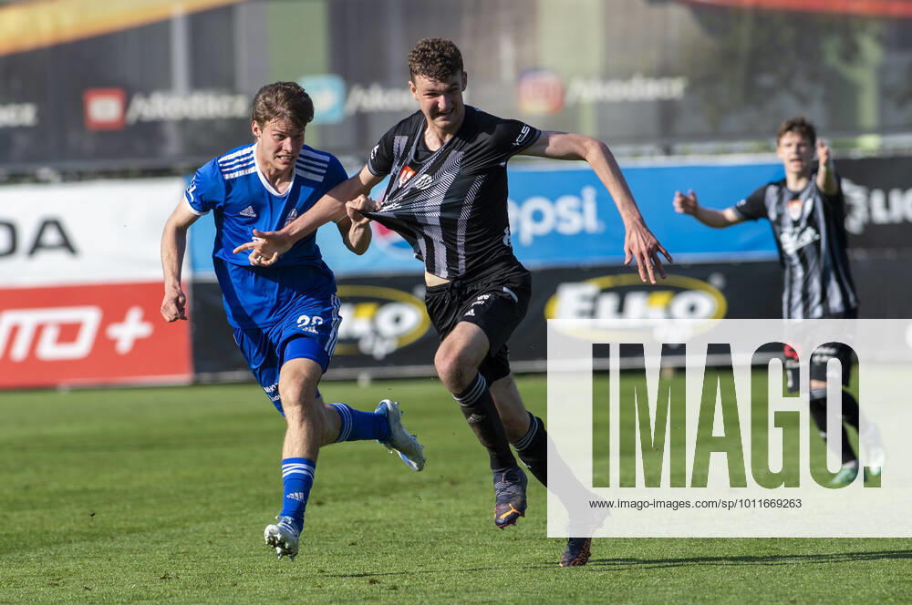 Nadstavba prvni fotbalove ligy, semifinale skupiny o umisteni - odveta: FK Mlada Boleslav - Dynamo Ceske Budejovice, 30. dubna 2022, Mlada Boleslav. Zleva Lukas Masek z Boleslavi a Ondrej Coudek z Ceskych Budejovic. CTKPhotoP2022043005843 JVO 017K