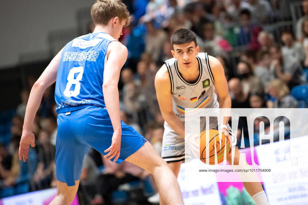 BARMER 2 Basketsball Bundesliga ProA season 2021 2022 playoff quarterfinals game 5 on 01 5 22 Medipolis SC Jena vs Uni Baskets Paderborn v re on the ball Vuk Radojicic Jena vs Peter Hemschemeier Paderborn Sparkassen Arena