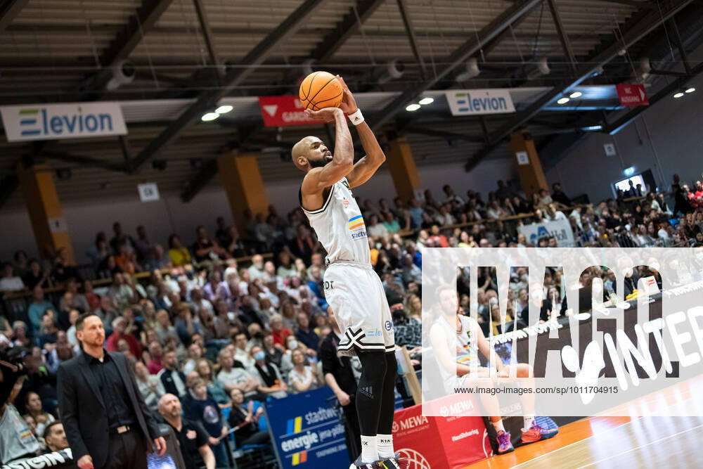 BARMER 2 Basketsball Bundesliga ProA season 2021 2022 playoff quarterfinals game 5 on 01 5 22 Medipolis SC Jena vs Uni Baskets Paderborn Brandon Thomas Jena with the 3 point shot Sparkassen Arena