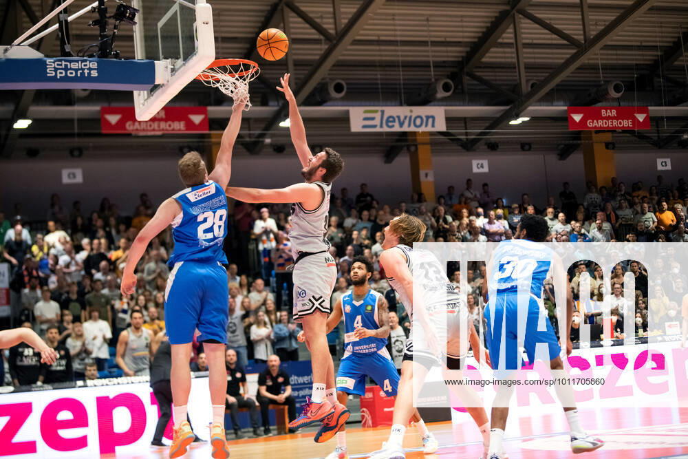 BARMER 2 Basketsball Bundesliga ProA season 2021 2022 playoff quarterfinals game 5 on 01 5 22 Medipolis SC Jena vs Uni Baskets Paderborn center Stephan Haukohl Jena with the basket against Lars Lagerpusch Paderborn Sparkassen Arena