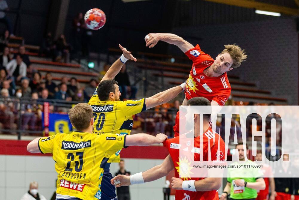 V l Albin Lagergren Rhein Neckar Loewen 23 , Ilija Abutovic Rhein Neckar Loewen 20 , Lutz Heiny TuS N Luebbecke 5 , Tin Kontrec TuS N Luebbecke 20 TuS N Luebbecke vs Rhein Neckar Loewen, Handball, 1 Bundesliga, 28 Matchday, 01 05 2022 Luebbecke