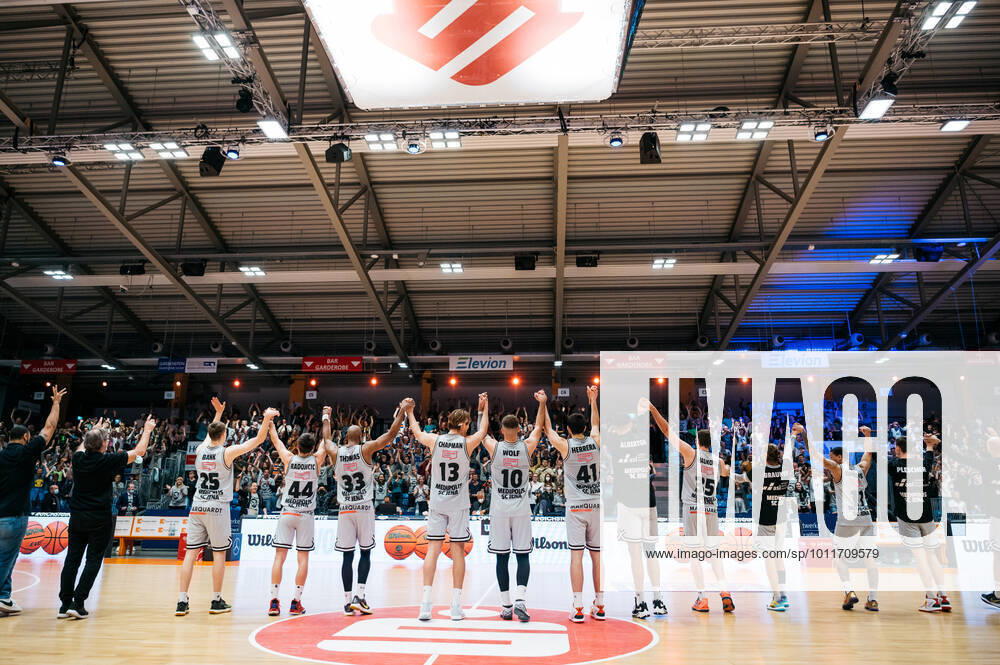 BARMER 2 Basketsball Bundesliga ProA season 2021 2022 playoff quarterfinals game 5 on 01 5 22 Medipolis SC Jena vs Uni Baskets Paderborn The team of Medipolis SC Jena celebrates the victory in the 5 game against Paderborn and thus the entry into the playoff semifinals Sparkassen Arena
