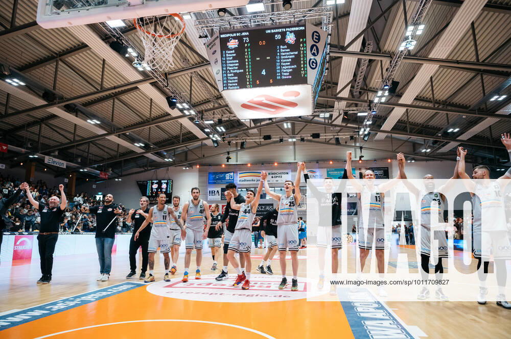 BARMER 2 Basketsball Bundesliga ProA season 2021 2022 playoff quarterfinals game 5 on 01 5 22 Medipolis SC Jena vs Uni Baskets Paderborn The team of Medipolis SC Jena celebrates the victory in the 5 game against Paderborn and thus the entry into the playoff semifinals Sparkassen Arena
