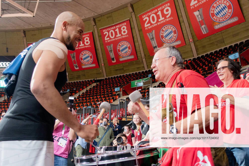 Wuerzburgs 7 KING drums farewell with Bayern fans in front of banners of his greatest successes basketball, FC Bayern Wuerzburg, on 1 05 2022, Basketball Bundesliga, FC Bayern Munich basketball s Oliver Würzburg, season 2021 2022 Munich, A U D I D O M E, Germany Source Copyright Credit Oryk HAIST xx