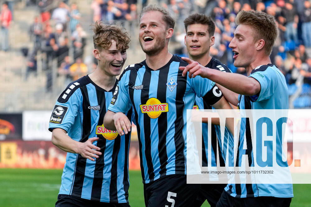 F li Dominik Kother SVWM, 34 , Goal scorer Marcel Seegert SVWM, 5 , Alexander Rossipal SVWM, 21 , Fridolin Wagner SVWM, 8 , Players from SV Waldhof Mannheim SVWM , jubilate over the goal to 1 0, jubilation, goal celebration, celebrate the goal, goal, celebration, celebration about the goal, optimistic, game scene, highlight, action, 02 05 2022, Mannheim Germany , football, 3 Liga, SV Waldhof Mannheim MSV Duisburg, DFB DFL REGULATES PROHIBIT ANY USE OF PHOTOGRAPHS AS IMAGE SEQUENCES AND OR QUASI VIDEO