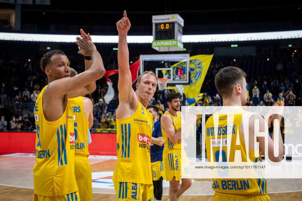 Basketball Berlin 04 05 2022 Season 2021 2022 easyCredit BBL 1 Bundesliga Alba Berlin JobStairs Giessen 46ers Cheers Louis Olinde Alba Berlin, No 19 Luke Sikma Alba Berlin, No 43 Jonas Mattisseck Alba Berlin, No 09