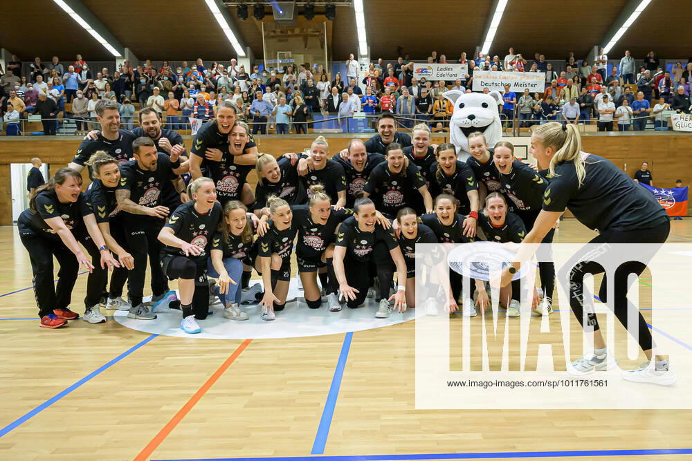Bietigheim, Germany 04 May 2022 HBF 21 22 SG BBM Bietigheim VfL Oldenburg the team of Bietigheim, final cheer final cheer emotion joy team photo, group photo, Danick Snelder Bietigheim holds the championship trophy Bietigheim Halle am Viadukt Baden Württemberg Germany