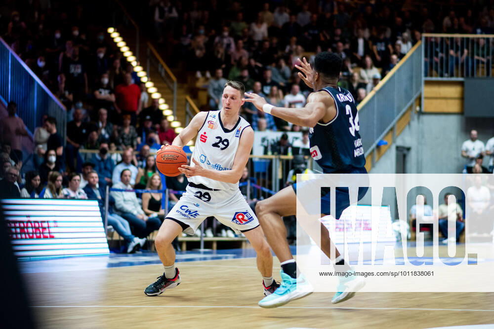 Mindaugas Susinskas Niners Chemnitz in a duel with Richmond Aririguzoh HAKRO Merlins Crailsheim , GER, HAKRO Merlins Crailsheim vs Niners Chemnitz, Basketball BBL Bundesliga, 34 Spieltag, 07 05 2022, Spielzeit 2021 2022 GER, HAKRO Merlins Crailsheim vs Niners Chemnitz, Basketball BBL Bundesliga, 34 Spieltag, 07 05 2022, Spielzeit 2021 2022