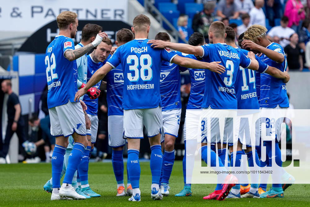 TSG 1899 Hoffenheim players, swear in with a team circle before kickoff, circle, team circle, concentration, camaraderie, address, motivation, 07 05 2022, Sinsheim Germany , Football, Bundesliga, TSG 1899 Hoffenheim Bayer 04 Leverkusen, 07 05 2022, Sinsheim Germany , Football, Bundesliga, TSG 1899 Hoffenheim Bayer 04 Leverkusen, DFB DFL REGULATES PROHIBIT ANY USE OF PHOTOGRAPHS AS IMAGE SEQUENCES AND OR QUASI VIDEO