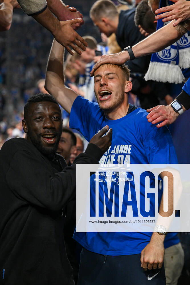 Soccer 2 Bundesliga, season 2021 2022, 33 matchday, FC Schalke 04 FC St Pauli on 07 05 2022 at the Veltins Arena in Gelsenkirchen TK Schalkes Timo Becker celebrates the promotion with the fans DFL REGULATIONS PROHIBIT ANY USE OF PHOTOGRAPHS AS IMAGE SEQUENCES AND OR QUASI VIDEO