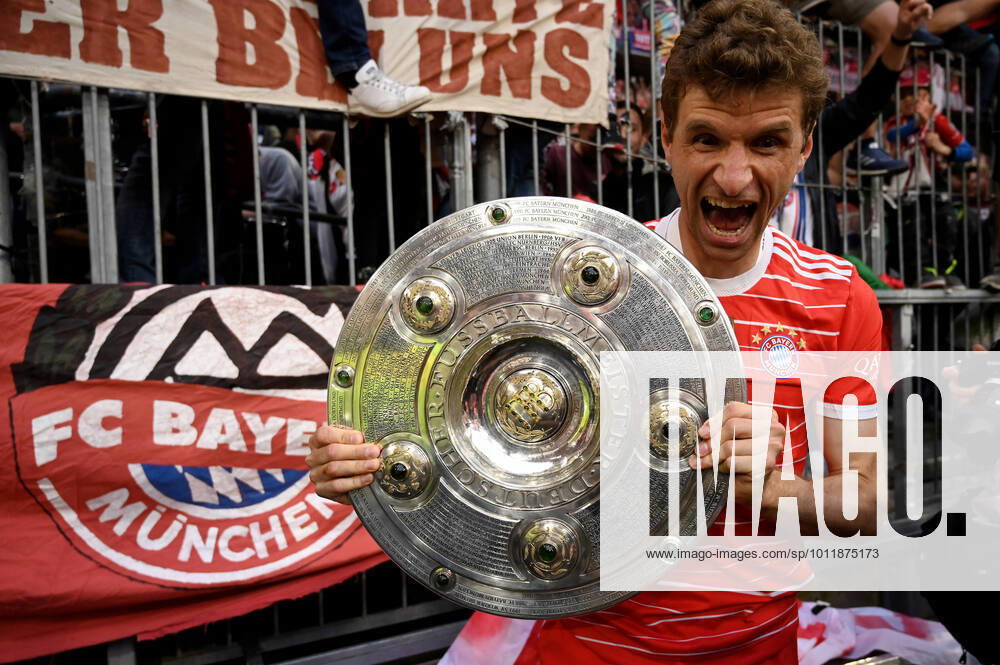 Munich, Allianz Arena, 08 05 22, GER, Men, 1 Bundesliga, Saison 2021 2022, FC Bayern Muenchen VfB Stuttgart Bild Thomas Müller Bayern mit Meisterschale Nur fuer journalistische Zwecke Only for editorial use According to the regulations of the DFL Deutsche Fußball Liga it is prohibited to use or have used photographs taken in the stadium and or from the game in the form of sequence images and or video-like photo series DFL regulations prohibit any use of photographs as image sequences and or quasi video Bayern Germany