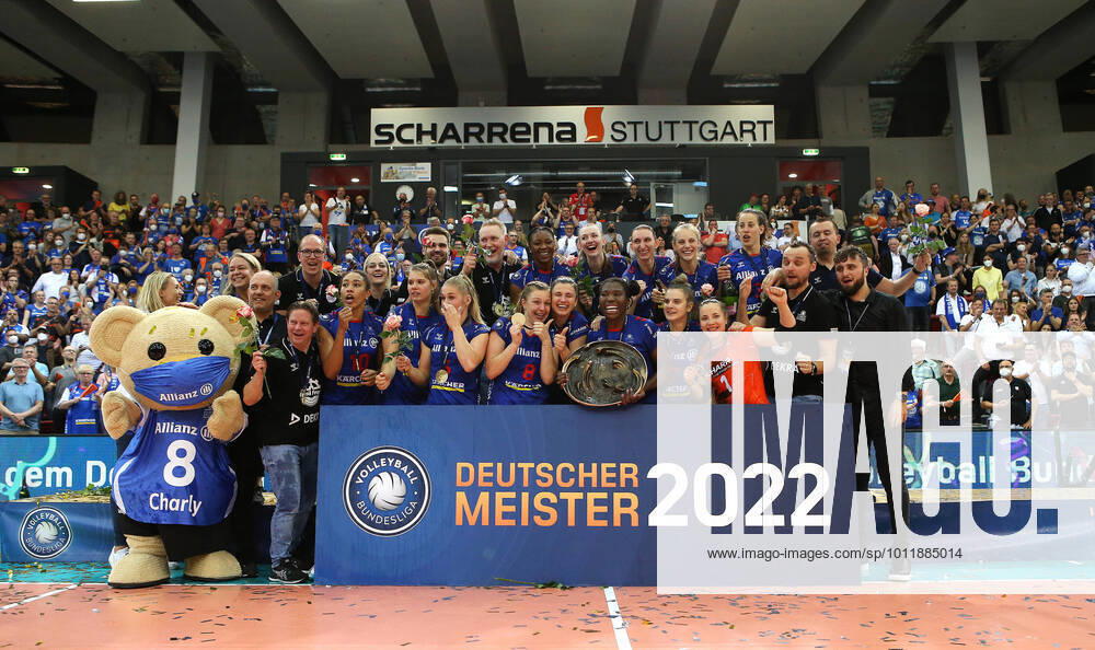 BAU 08 05 2022, Germany, Stuttgart Volleyball Bundesliga, Allianz MTV Stuttgart vs SC Potsdam, final cheer, MTV Stuttgart with championship trophy