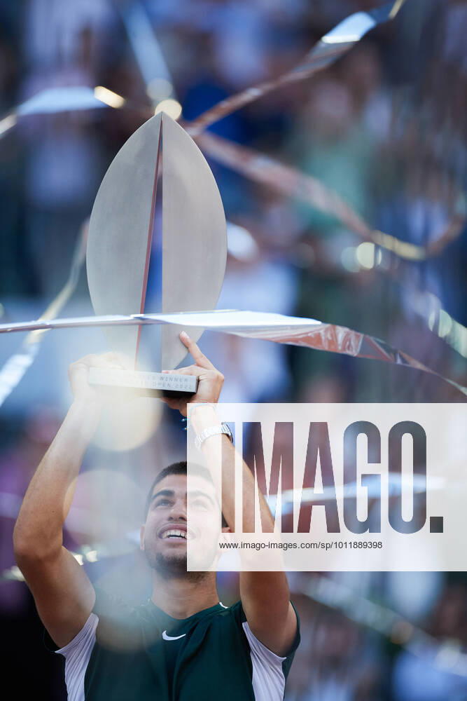 KW18 (220509) -- MADRID, May 9, 2022 -- Carlos Alcaraz of Spain poses on the podium after the men s singles final against Alexander Zverev of Germany at the Madrid Open in Madrid, Spain, May 8, 2022. ) (SP)SPAIN-MADRID-TENNIS-MADRID OPEN-MEN S SINGLES-FINAL MengxDingbo