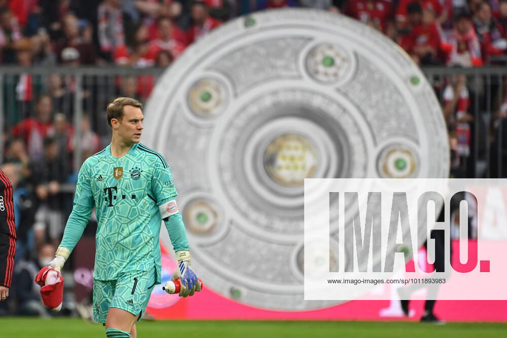 Manuel NEW goalkeeper Bayern Muenchen , action,single image,cut single image,half figure,half figure in front of a big bowl,championship bowl,cup,trophaee made of cardboard,soccer 1 Bundesliga season 2021 2022,33 matchday,matchday33 FC Bayern Muenchen VFB Stuttgart 2 2 on 08 05 2022,A L L I A N Z A R E N A Muenchen